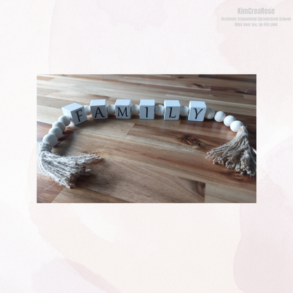 Houten Kralenkrans met Kwasten => Family • Love • Home